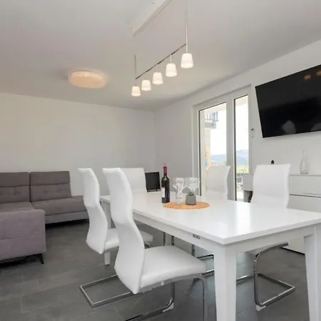 Beautiful Miki With Pool In Villa