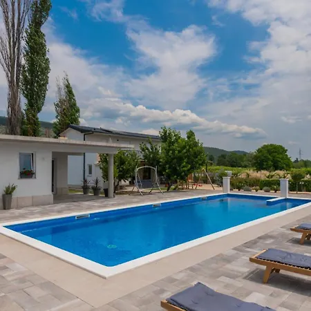 Beautiful Miki With Pool In Вилла *