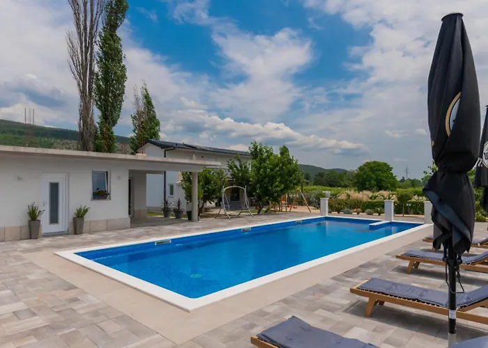 Beautiful Miki With Pool In Villa *