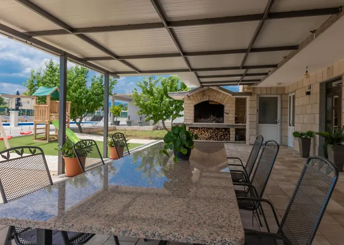 Beautiful Miki With Pool In *