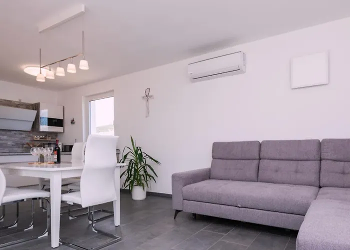 Beautiful Miki With Pool In Villa Makarska