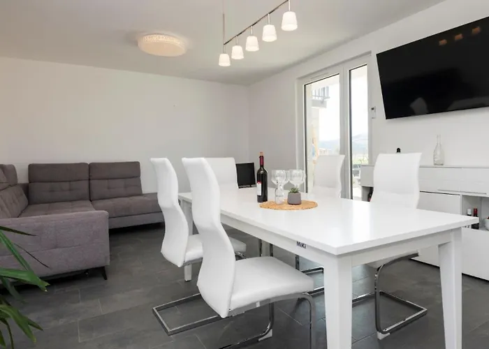 Beautiful Miki With Pool In Villa