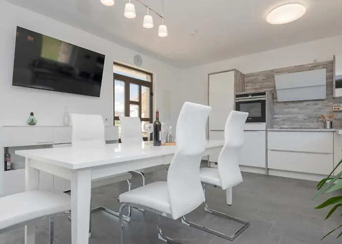 Beautiful Miki With Pool In Макарська