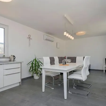 Beautiful Miki With Pool In Villa Makarska