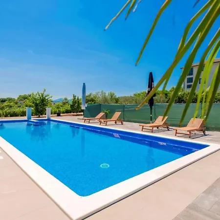 Beautiful Miki With Pool In *