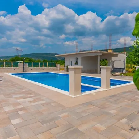 Beautiful Miki With Pool In Makarska